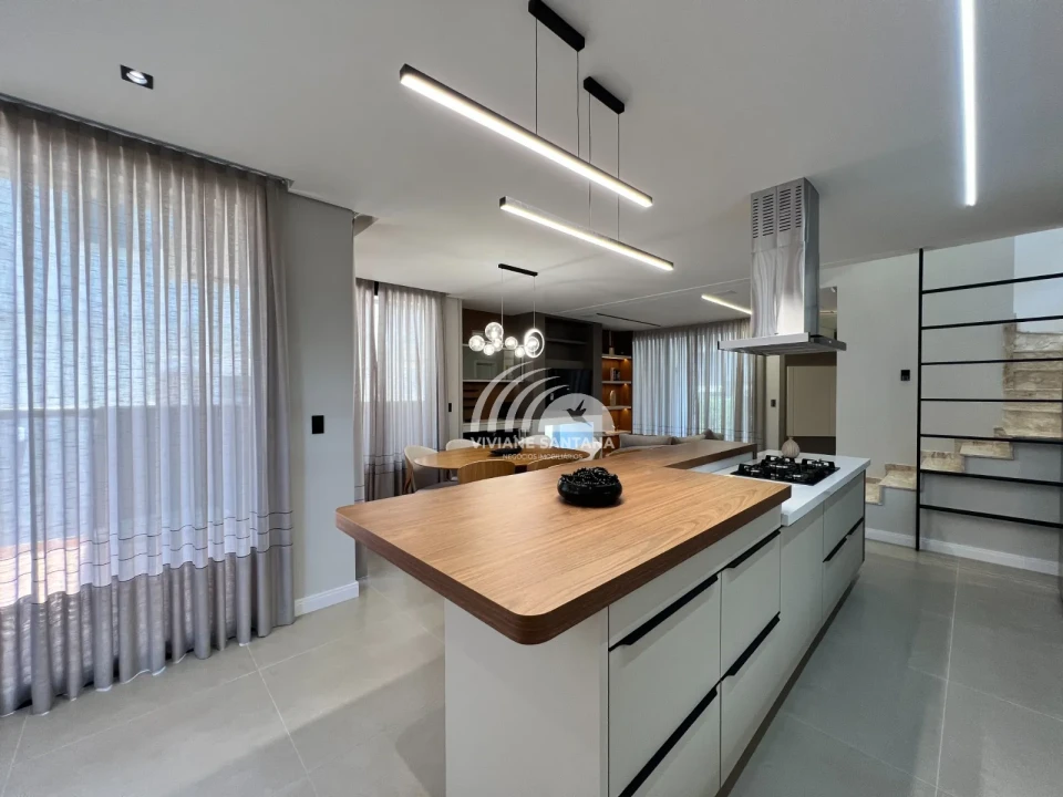Linda Casa em Condomínio Alto Padrão nos Ingleses!