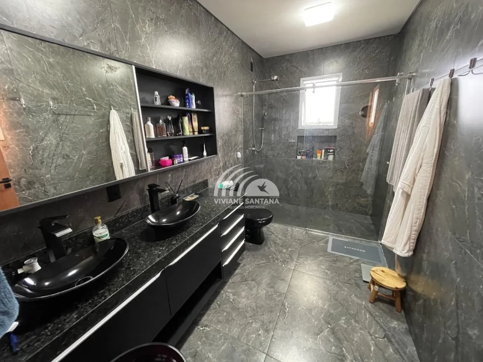 Incrível Casa Mobiliada com 5 Quartos em Condomínio no Rio Vermelho!