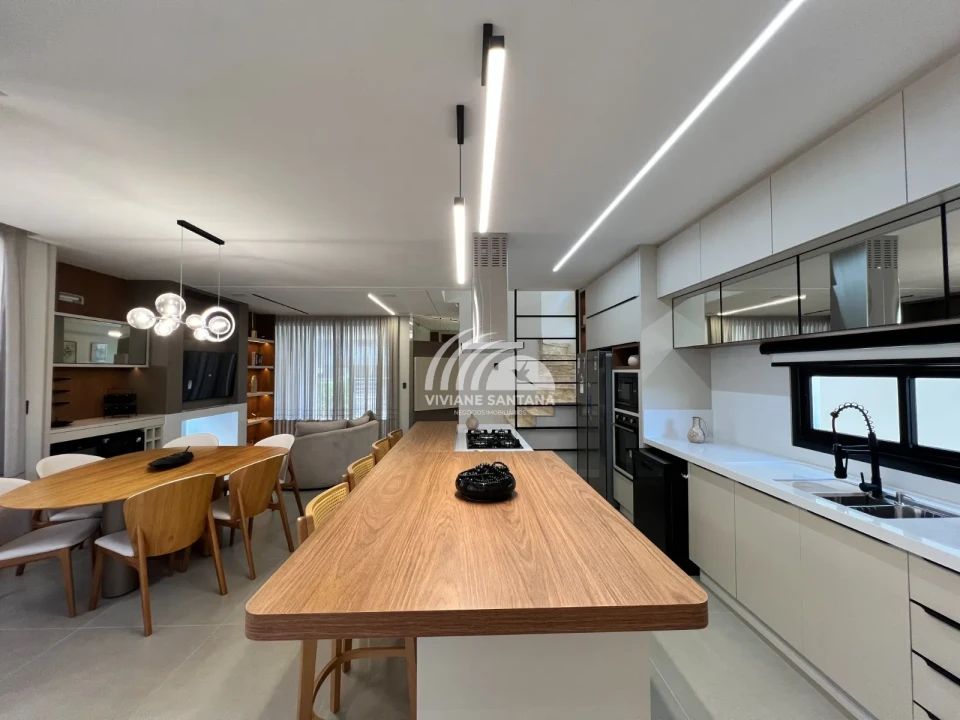 Linda Casa em Condomínio Alto Padrão nos Ingleses!