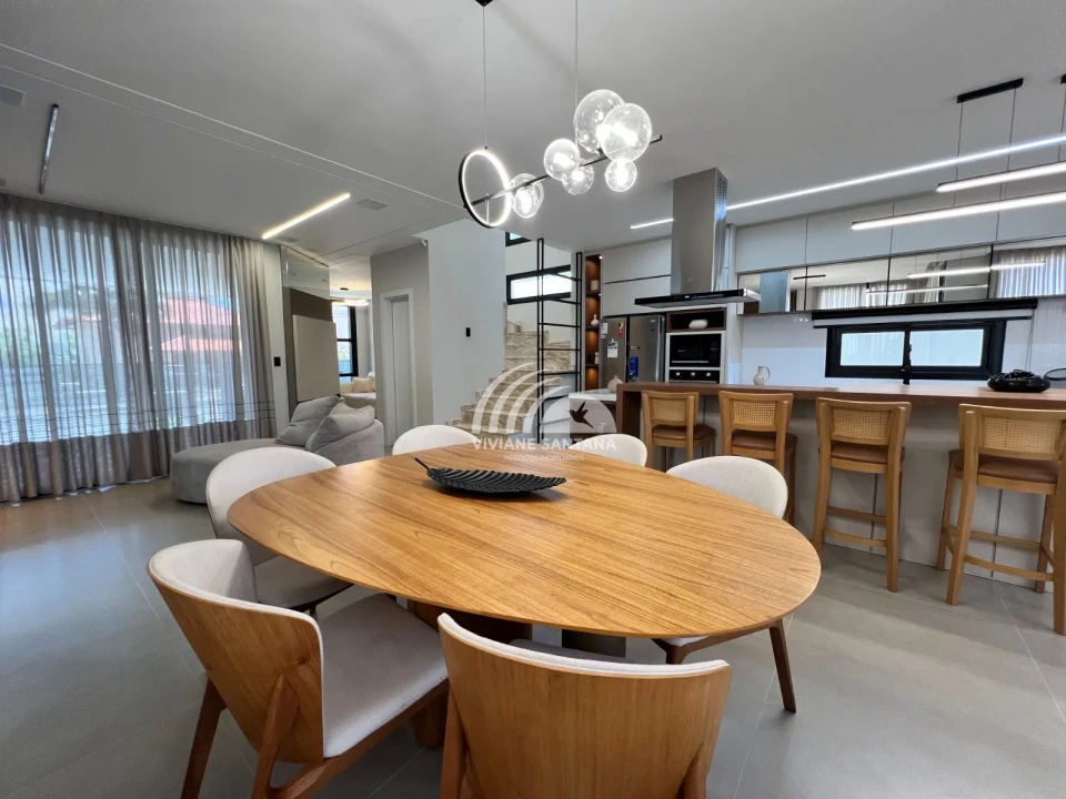 Linda Casa em Condomínio Alto Padrão nos Ingleses!