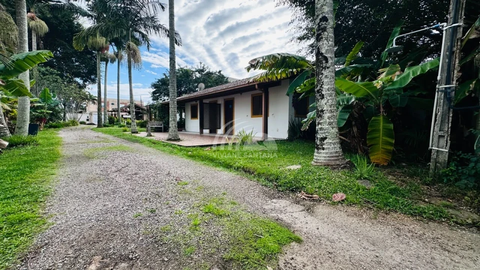 ATENÇÃO INVESTIDOR! 2 Chalés na Entrada da Trilha da Praia do Moçambique em Terreno de 400m² à Venda!