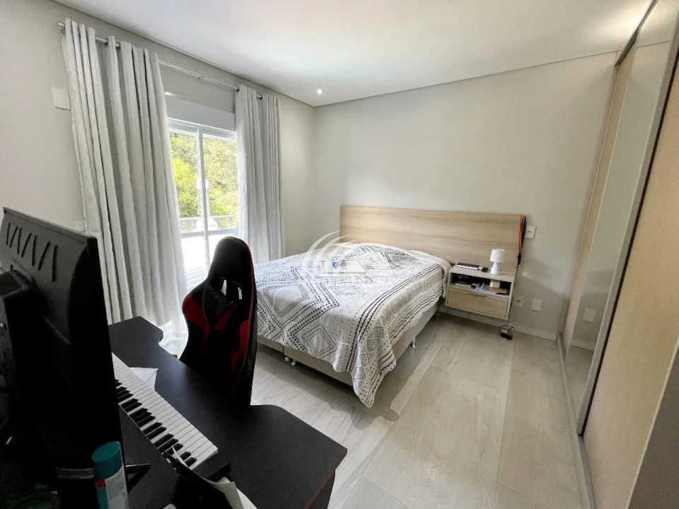 Incrível Casa Mobiliada com 5 Quartos em Condomínio no Rio Vermelho!