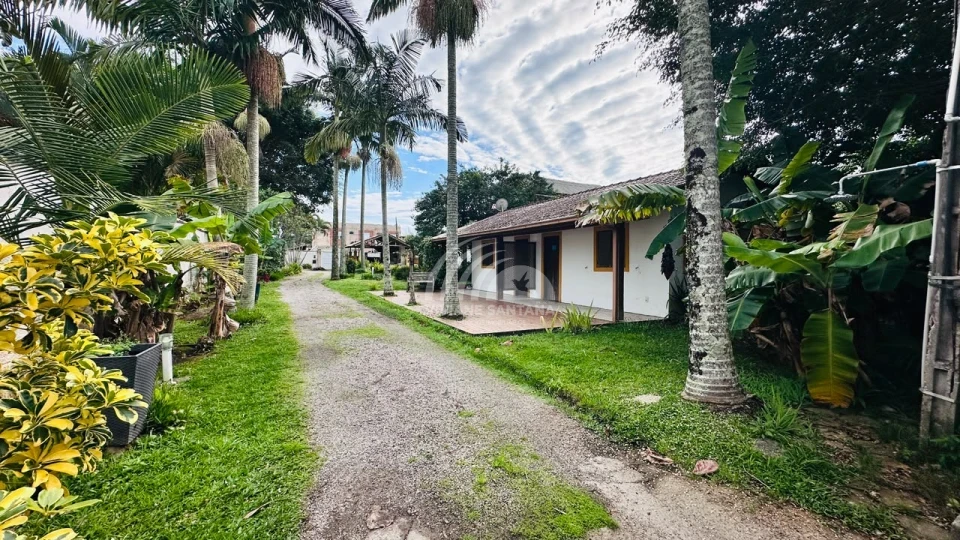 ATENÇÃO INVESTIDOR! 2 Chalés na Entrada da Trilha da Praia do Moçambique em Terreno de 400m² à Venda!