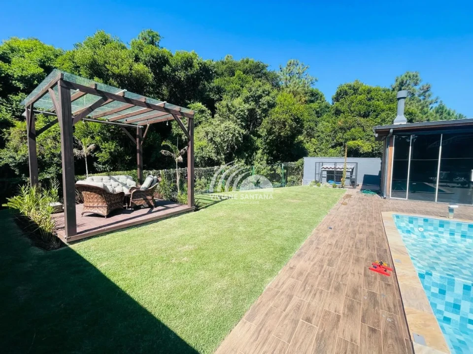 Incrível Casa Mobiliada com 5 Quartos em Condomínio no Rio Vermelho!