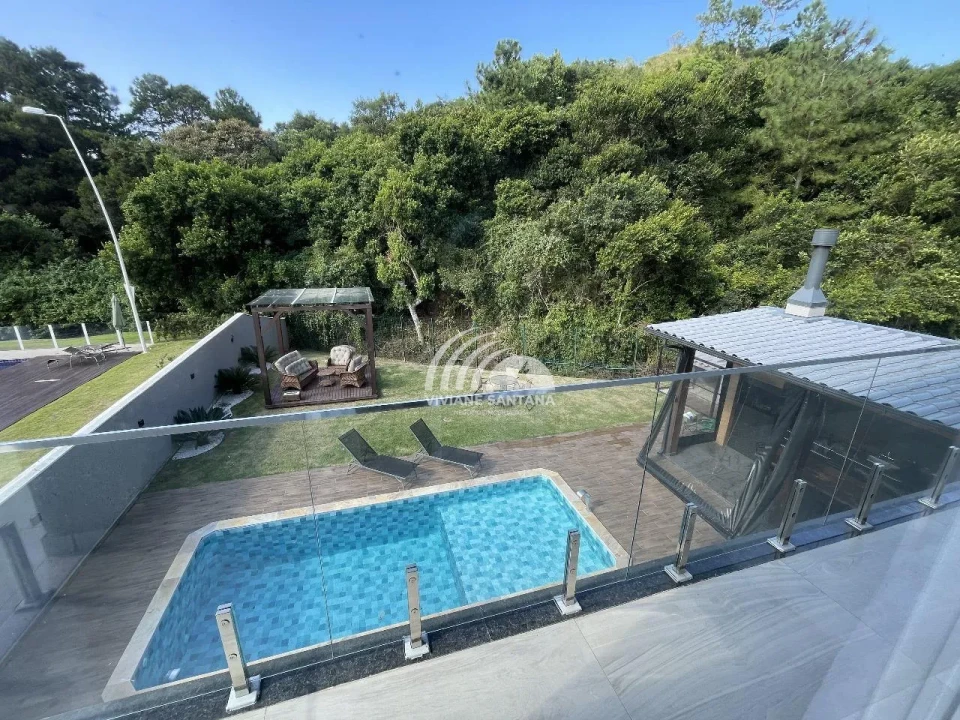 Incrível Casa Mobiliada com 5 Quartos em Condomínio no Rio Vermelho!