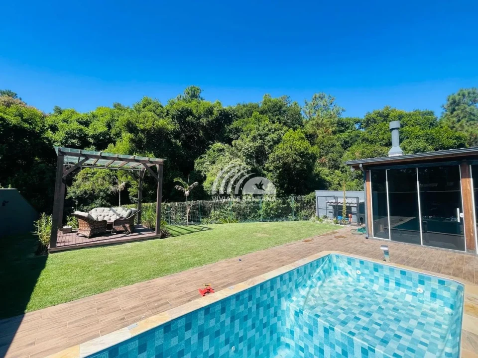 Incrível Casa Mobiliada com 5 Quartos em Condomínio no Rio Vermelho!