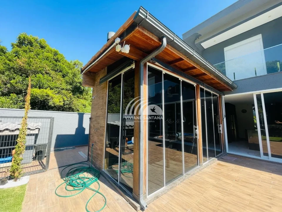 Incrível Casa Mobiliada com 5 Quartos em Condomínio no Rio Vermelho!