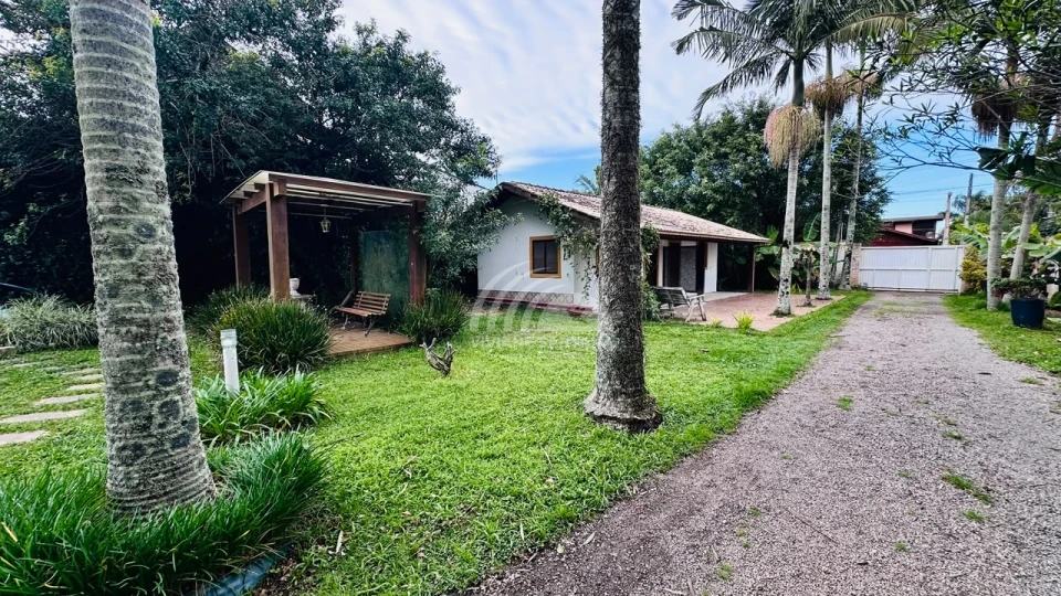 ATENÇÃO INVESTIDOR! 2 Chalés na Entrada da Trilha da Praia do Moçambique em Terreno de 400m² à Venda!