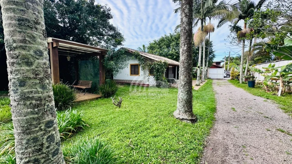 ATENÇÃO INVESTIDOR! 2 Chalés na Entrada da Trilha da Praia do Moçambique em Terreno de 400m² à Venda!