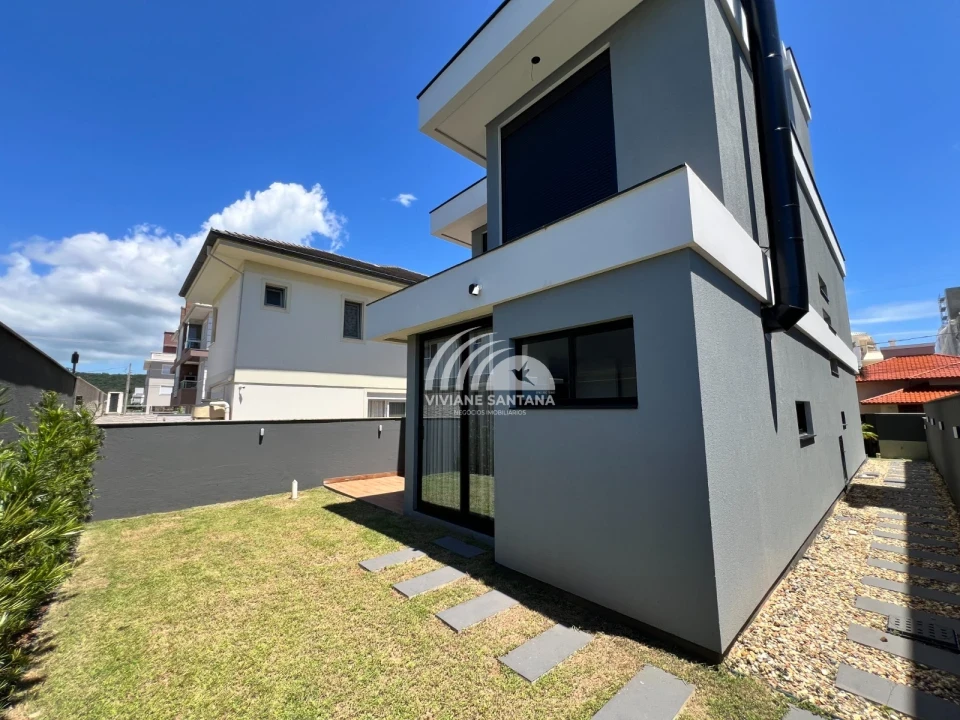 Linda Casa em Condomínio Alto Padrão nos Ingleses!