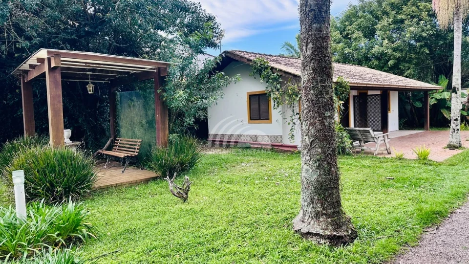 ATENÇÃO INVESTIDOR! 2 Chalés na Entrada da Trilha da Praia do Moçambique em Terreno de 400m² à Venda!