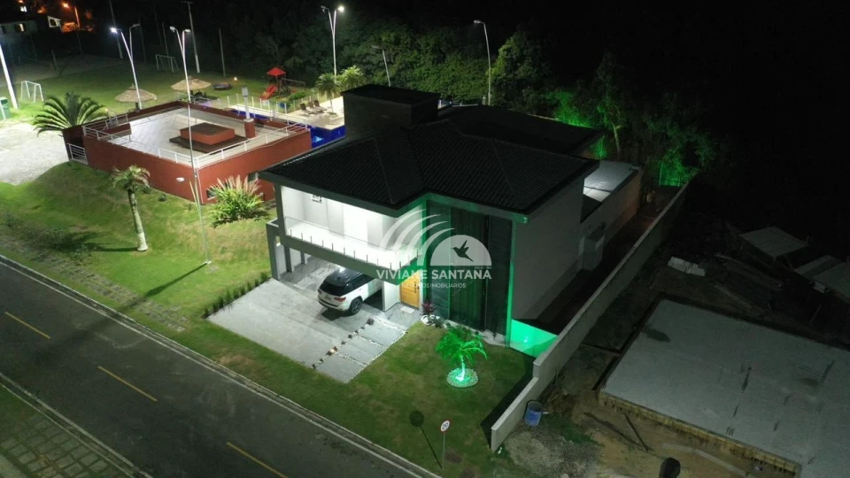 Incrível Casa Mobiliada com 5 Quartos em Condomínio no Rio Vermelho!