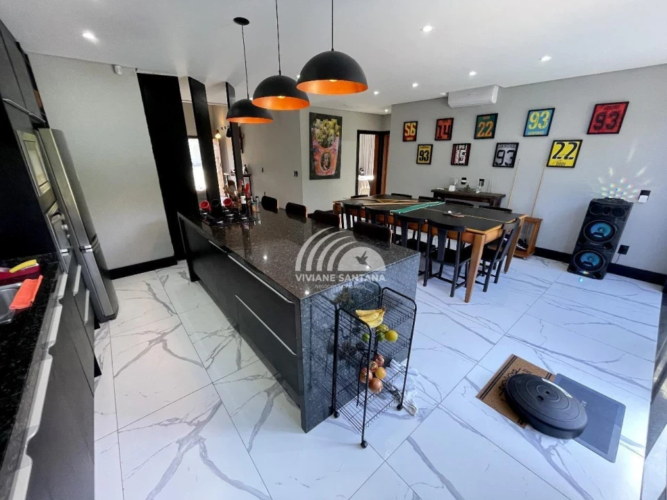 Incrível Casa Mobiliada com 5 Quartos em Condomínio no Rio Vermelho!