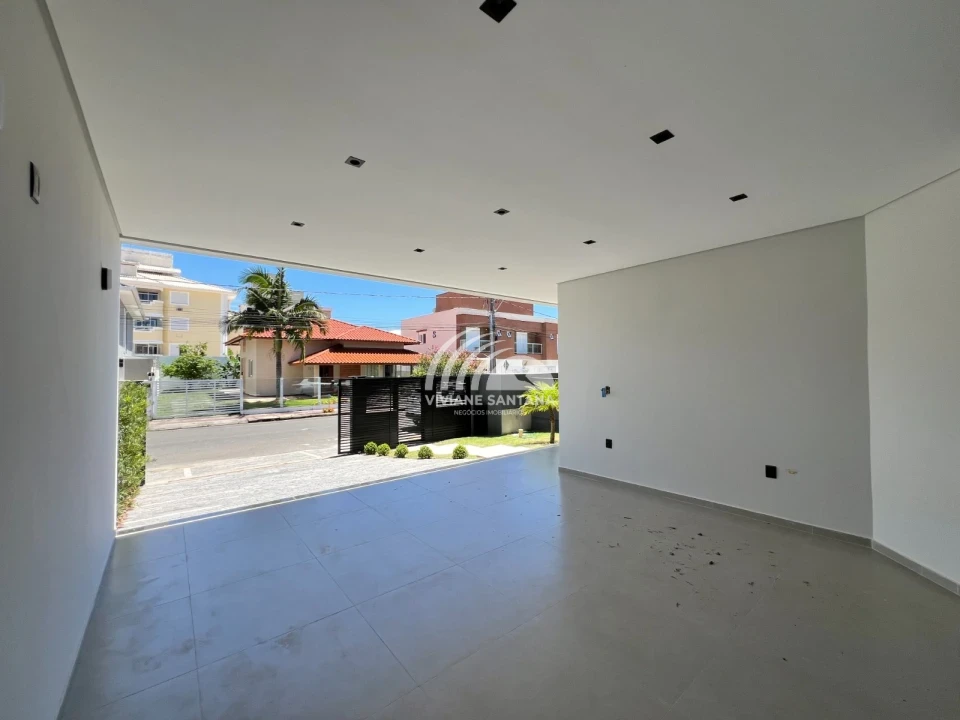 Linda Casa em Condomínio Alto Padrão nos Ingleses!
