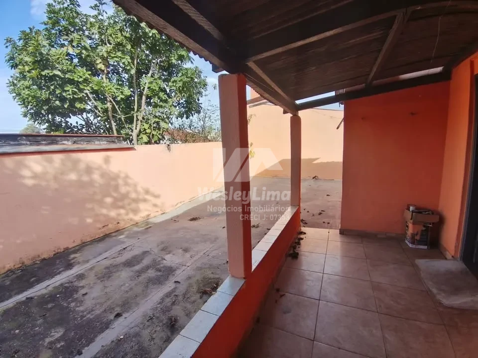 Casa à Venda no João Paz em Londrina – 4 Quartos, Garagem para 4 Carros e Terreno de 220m²