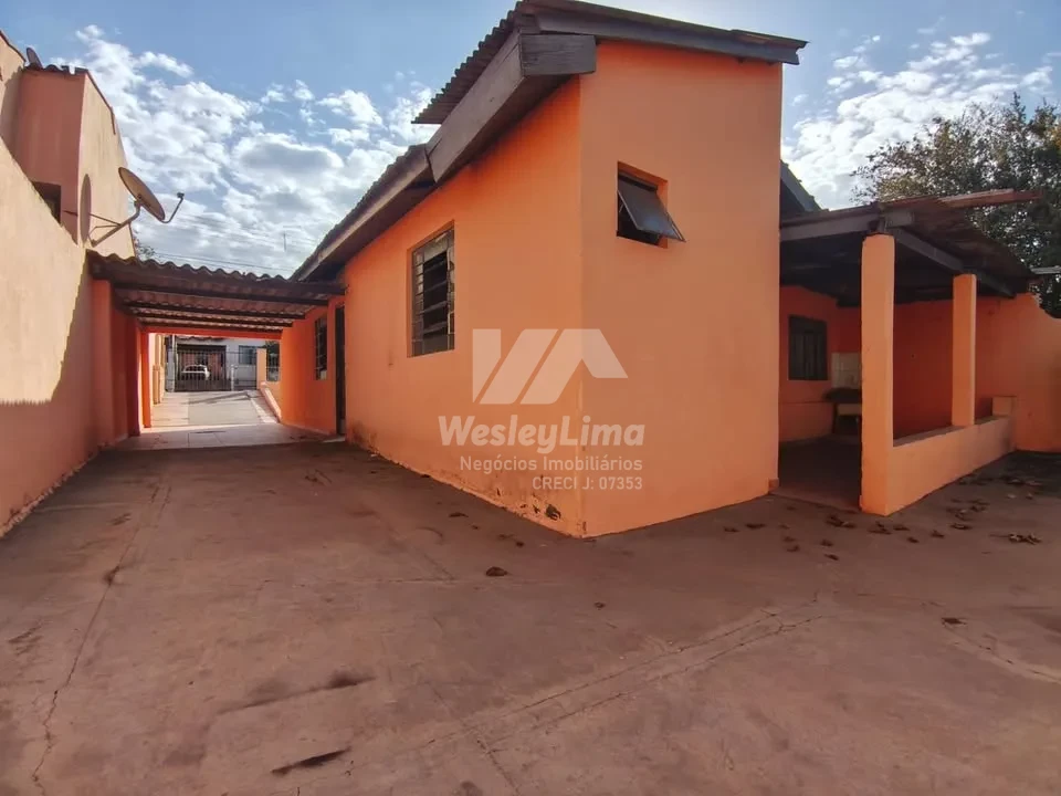 Casa à Venda no João Paz em Londrina – 4 Quartos, Garagem para 4 Carros e Terreno de 220m²