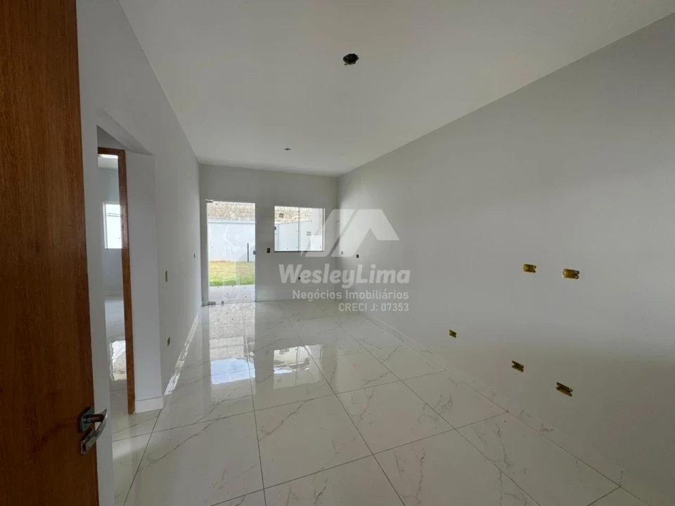 Imagens do imóveis Casa à Venda no Jardim Moema em Londrina – 2 Quartos e Quintal | R$ 268.000
