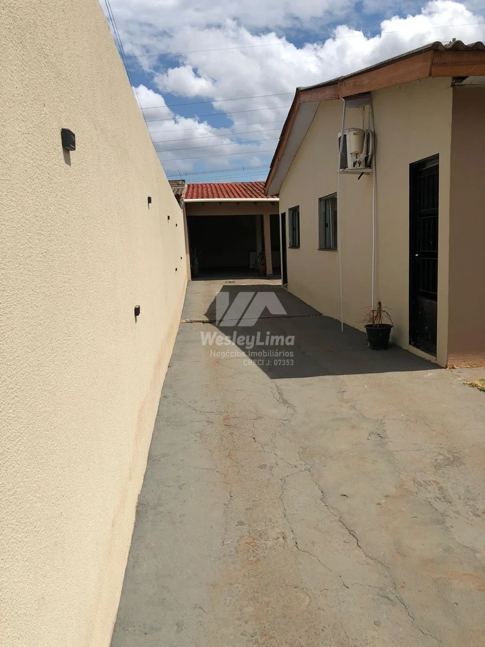 Imagens do imóveis Casa à Venda no Jardim Maria Celina em Londrina – Próxima à Av. Saul Elkind | 3 Quartos | R$ 350 Mil