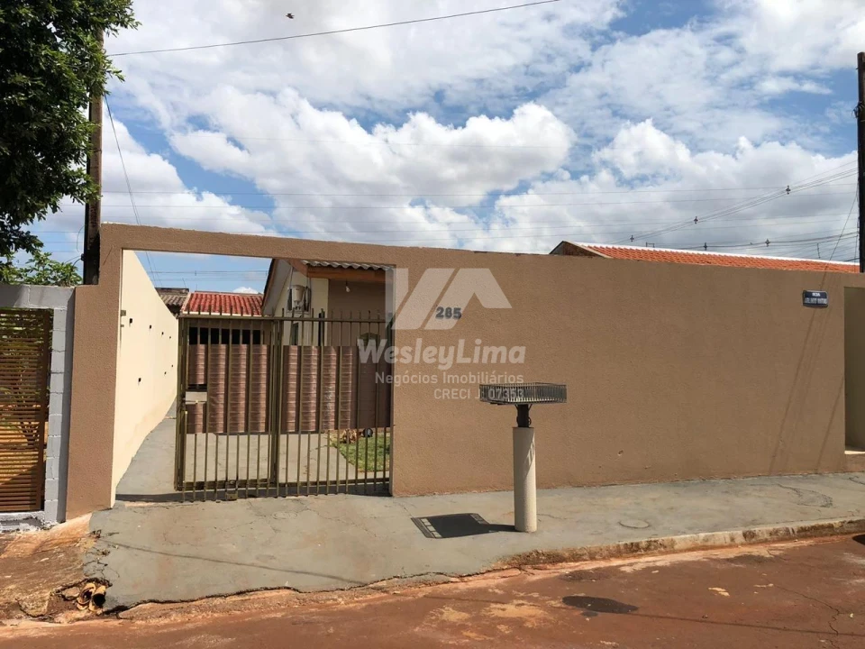Imagens do imóveis Casa à Venda no Jardim Maria Celina em Londrina – Próxima à Av. Saul Elkind | 3 Quartos | R$ 350 Mil