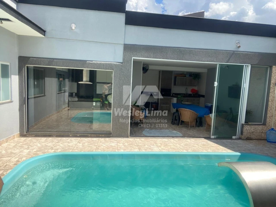 Imagens do imóveis Casa à Venda no Jardim Continental em Londrina | 3 Quartos, Piscina e Espaço Gourmet