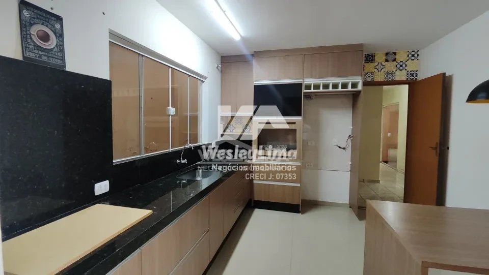 Imagens do imóveis Sobrado para Alugar no Quadra Norte em Londrina | 4 Quartos e Espaço Gourmet