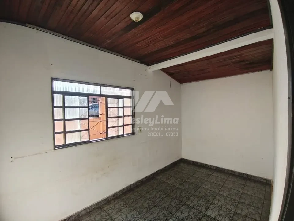 Casa à Venda no João Paz em Londrina – 4 Quartos, Garagem para 4 Carros e Terreno de 220m²