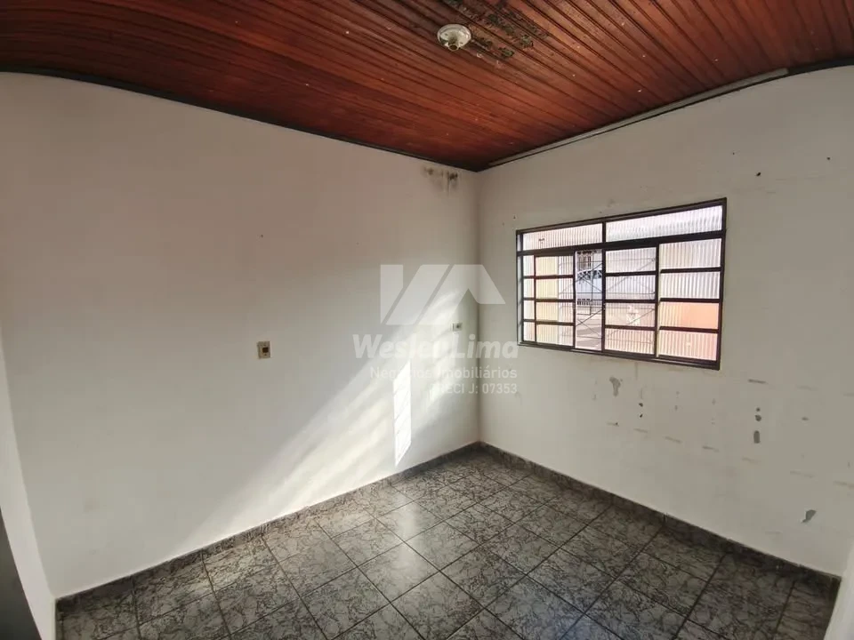 Casa à Venda no João Paz em Londrina – 4 Quartos, Garagem para 4 Carros e Terreno de 220m²