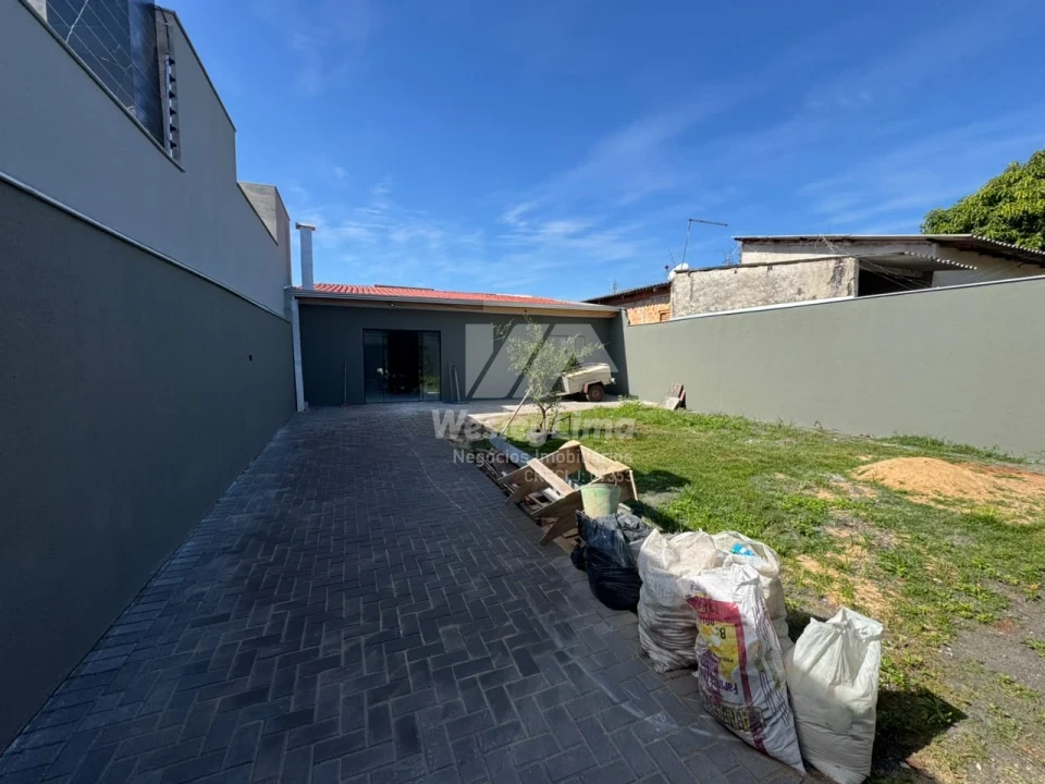 Imagens do imóveis Casa Sozinha à Venda no Conjunto Café em Londrina | Quintal Grande | 3 Quartos | Aceita Permuta