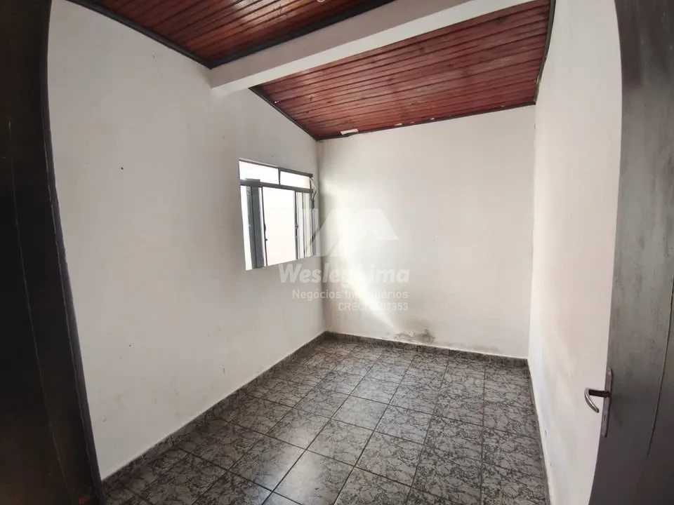 Casa à Venda no João Paz em Londrina – 4 Quartos, Garagem para 4 Carros e Terreno de 220m²