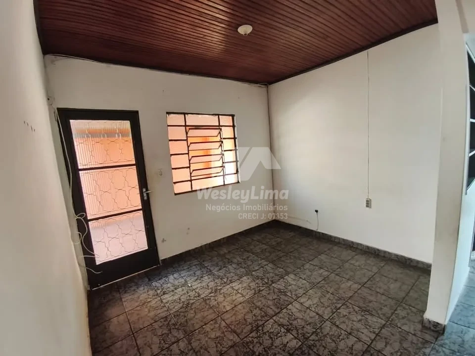 Casa à Venda no João Paz em Londrina – 4 Quartos, Garagem para 4 Carros e Terreno de 220m²