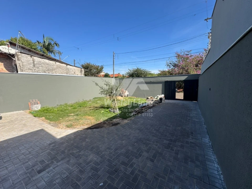 Imagens do imóveis Casa Sozinha à Venda no Conjunto Café em Londrina | Quintal Grande | 3 Quartos | Aceita Permuta