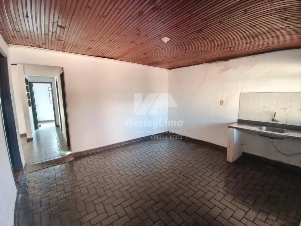 Casa à Venda no João Paz em Londrina – 4 Quartos, Garagem para 4 Carros e Terreno de 220m²