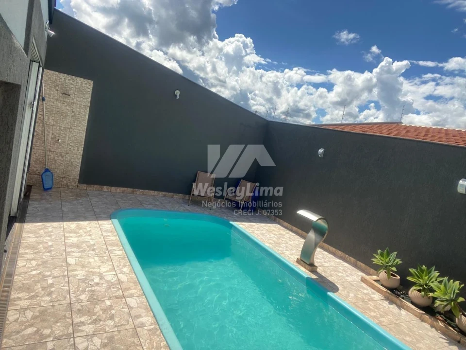 Imagens do imóveis Casa à Venda no Jardim Continental em Londrina | 3 Quartos, Piscina e Espaço Gourmet