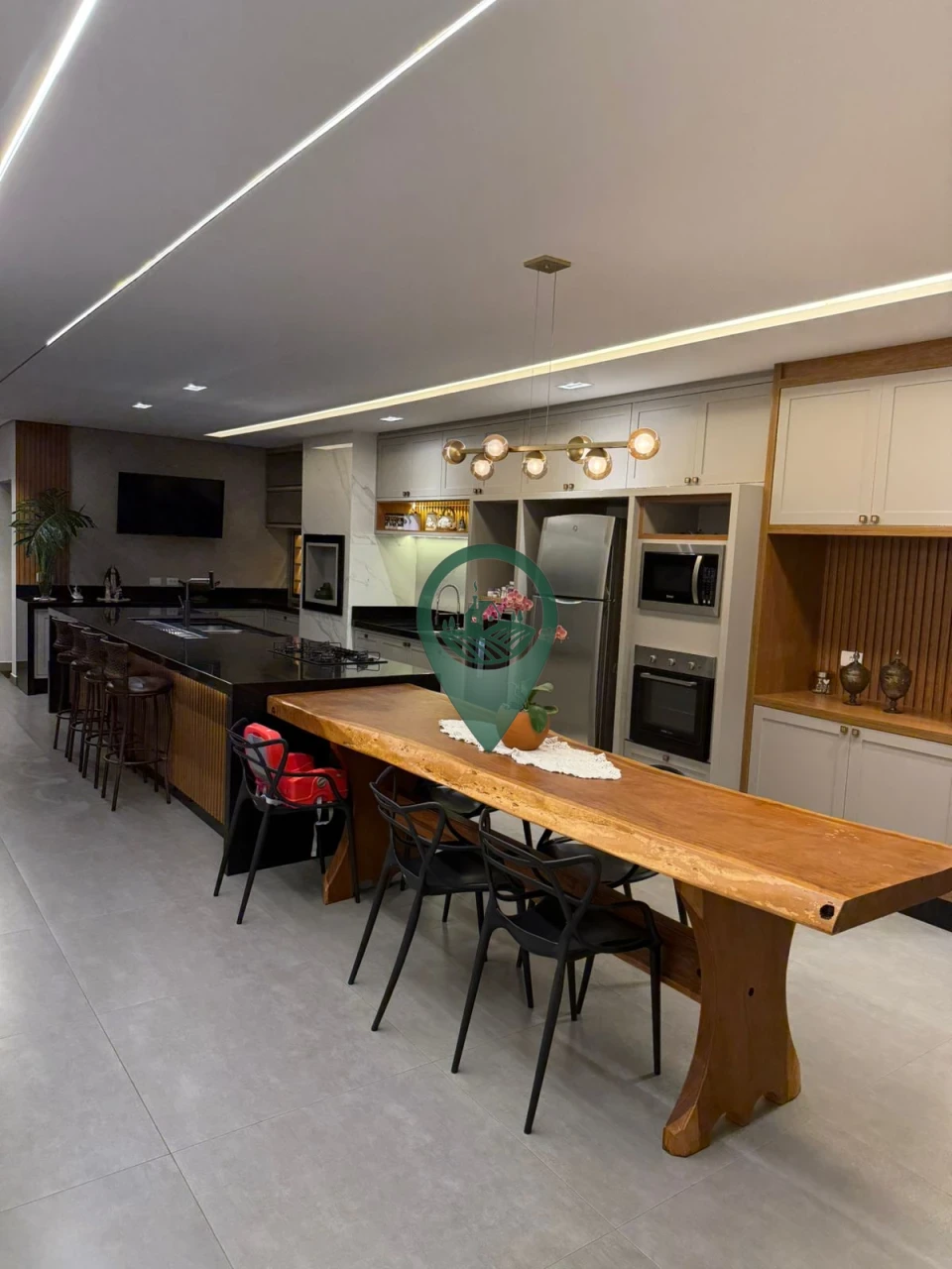 Imagens do imóveis Casa com 5 quartos (2 suítes), com um deles perfeito para um escritório privativo.