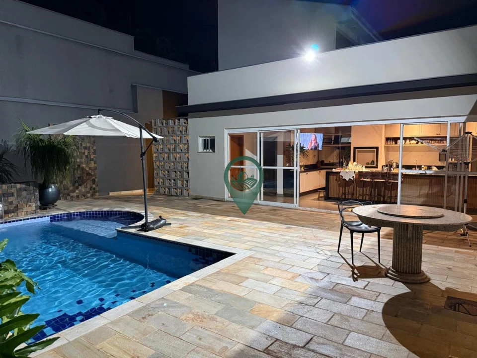 Imagens do imóveis Casa com 5 quartos (2 suítes), com um deles perfeito para um escritório privativo.