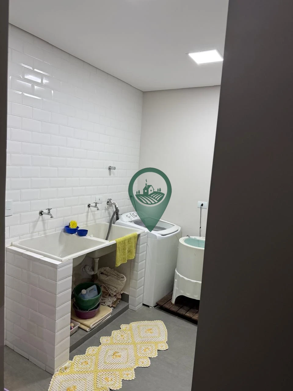 Imagens do imóveis Casa com 5 quartos (2 suítes), com um deles perfeito para um escritório privativo.