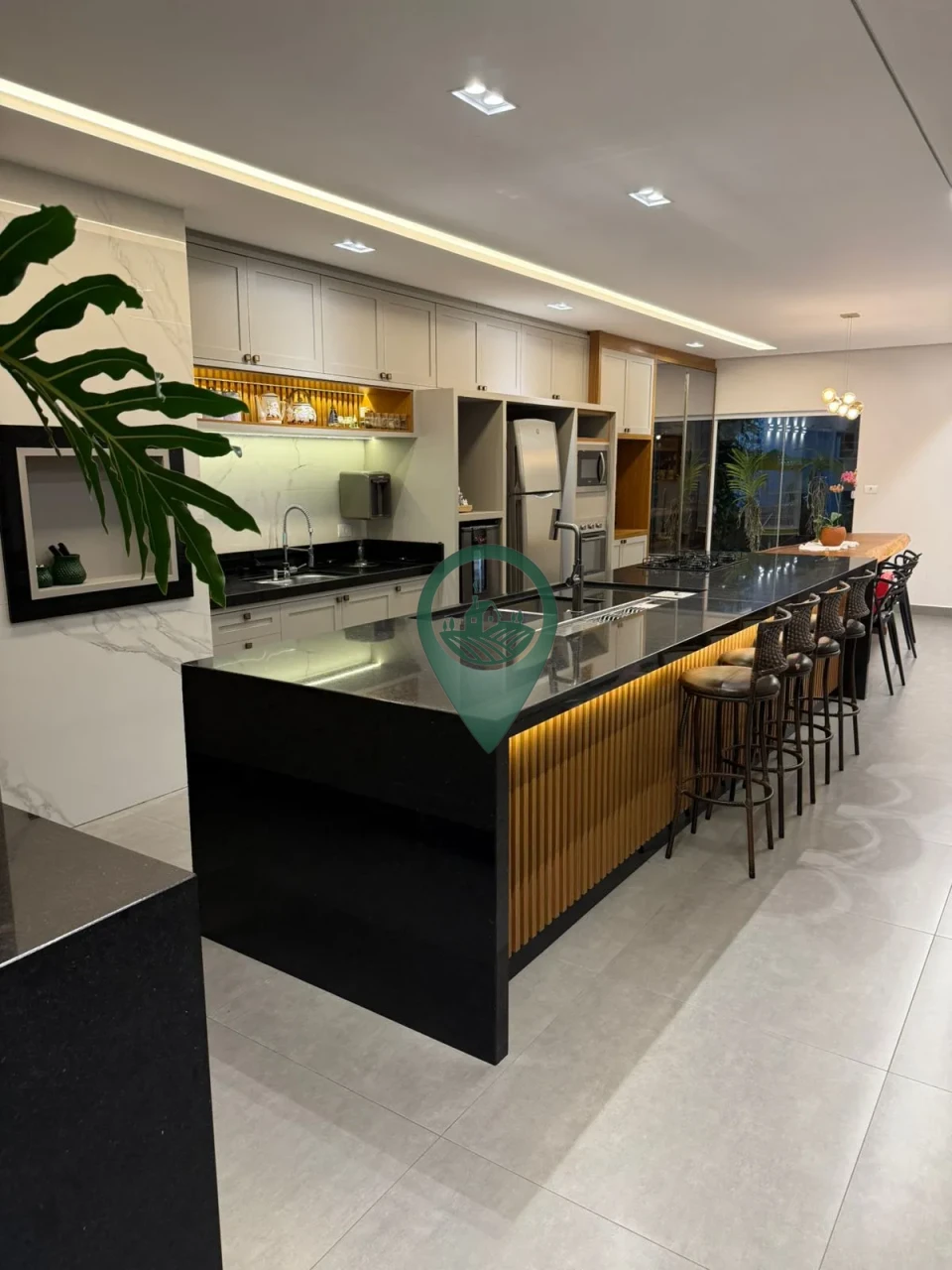 Imagens do imóveis Casa com 5 quartos (2 suítes), com um deles perfeito para um escritório privativo.