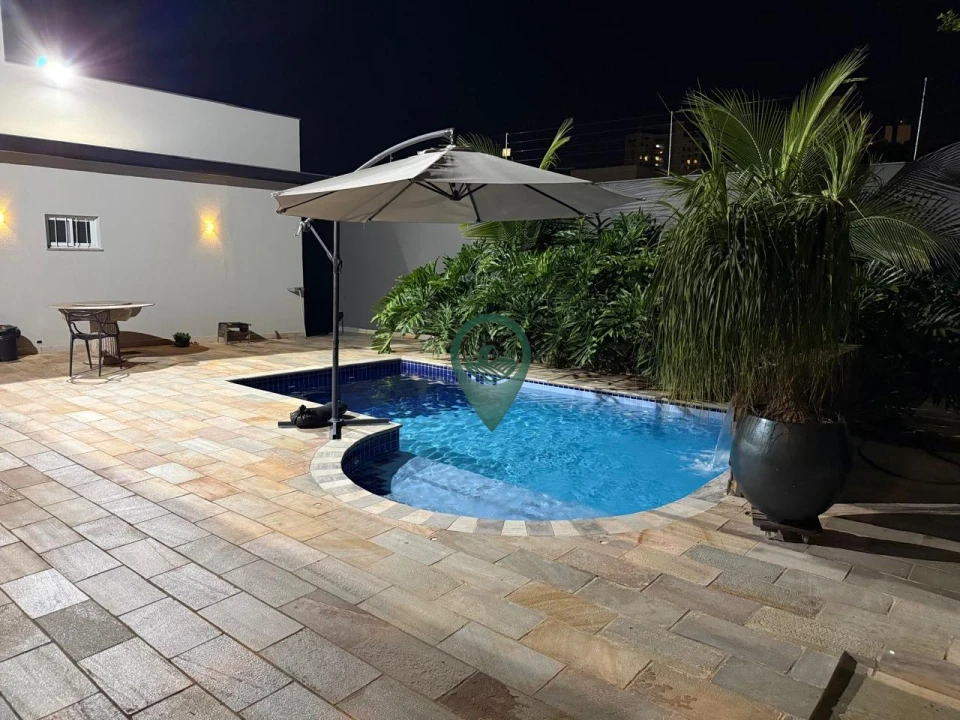 Imagens do imóveis Casa com 5 quartos (2 suítes), com um deles perfeito para um escritório privativo.