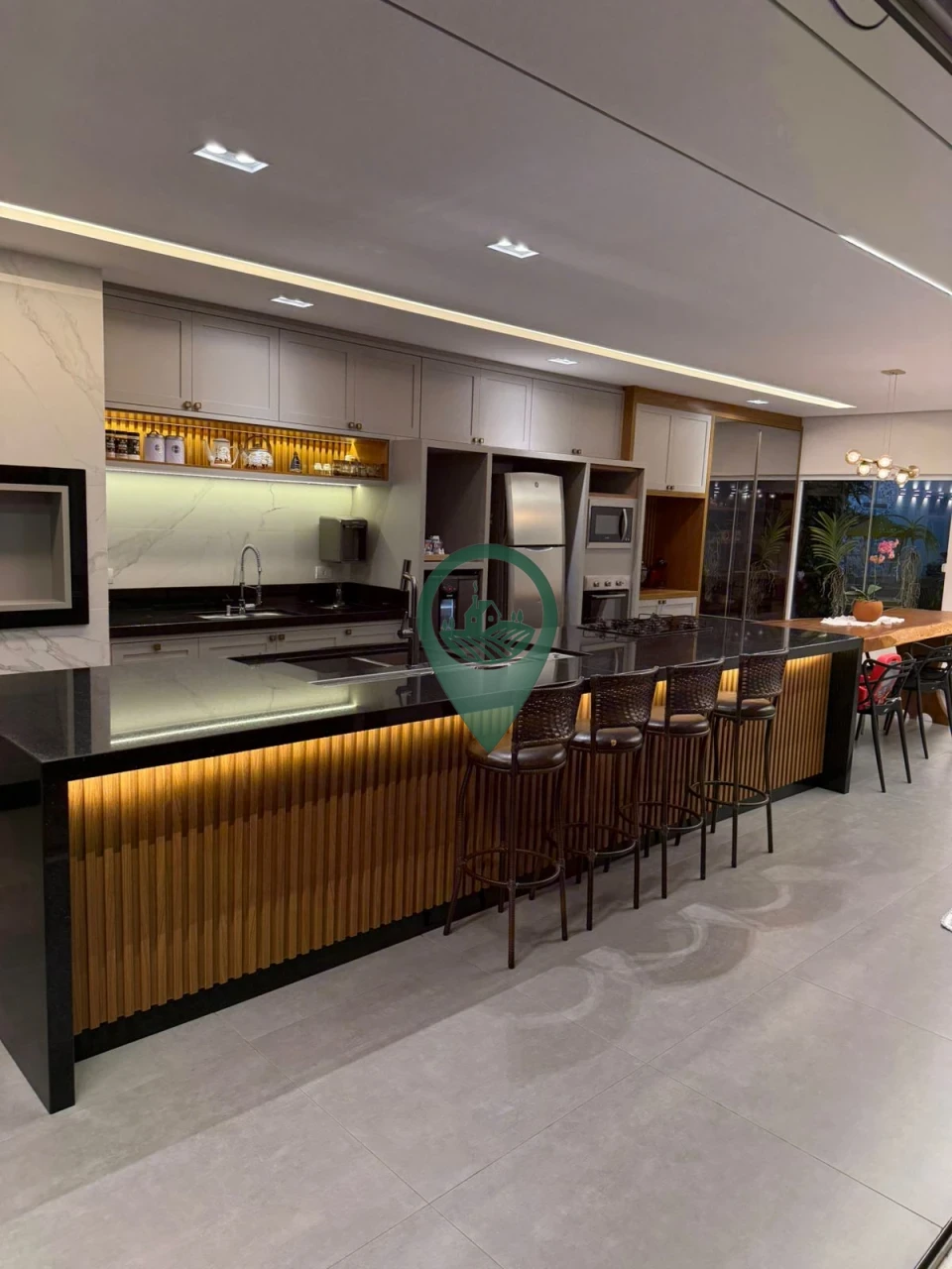 Imagens do imóveis Casa com 5 quartos (2 suítes), com um deles perfeito para um escritório privativo.