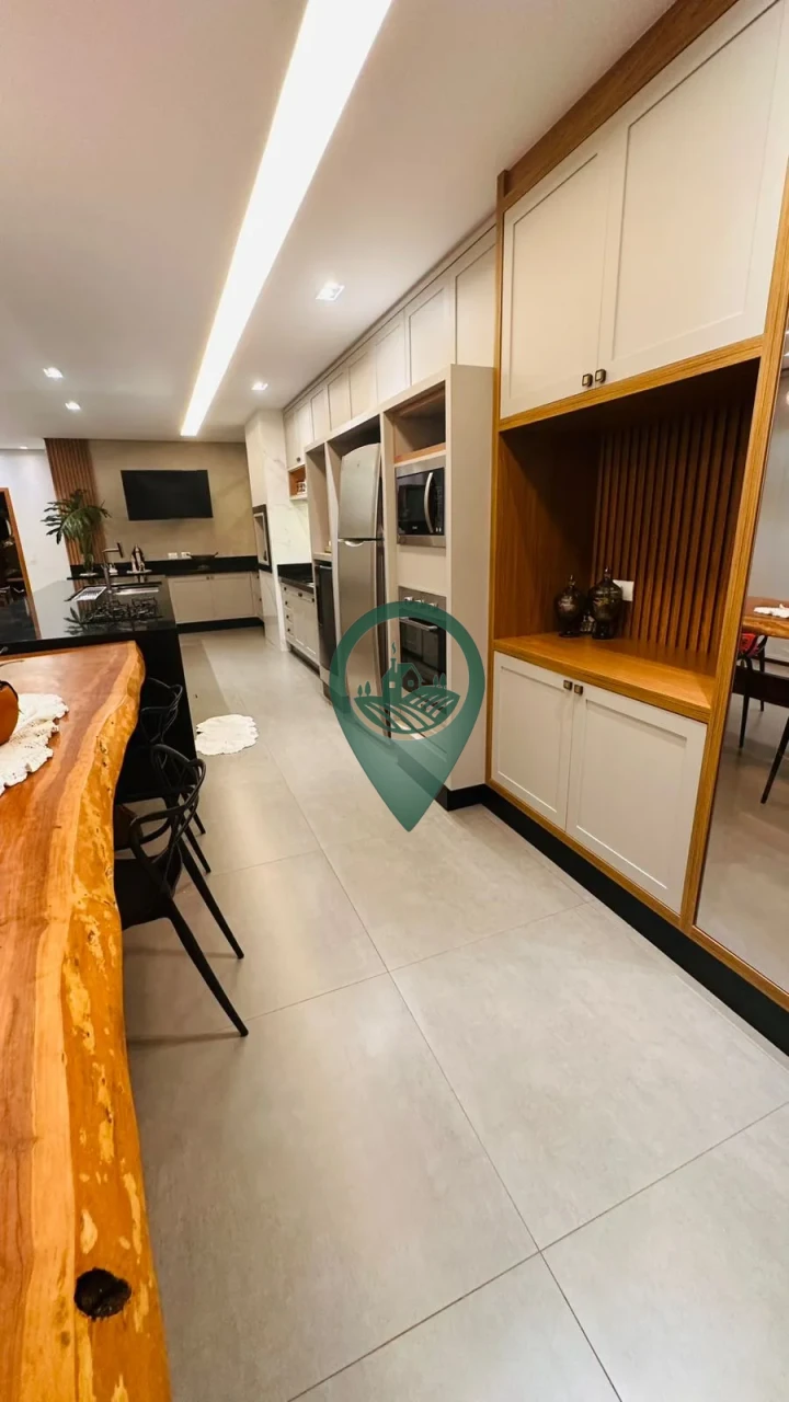 Imagens do imóveis Casa com 5 quartos (2 suítes), com um deles perfeito para um escritório privativo.