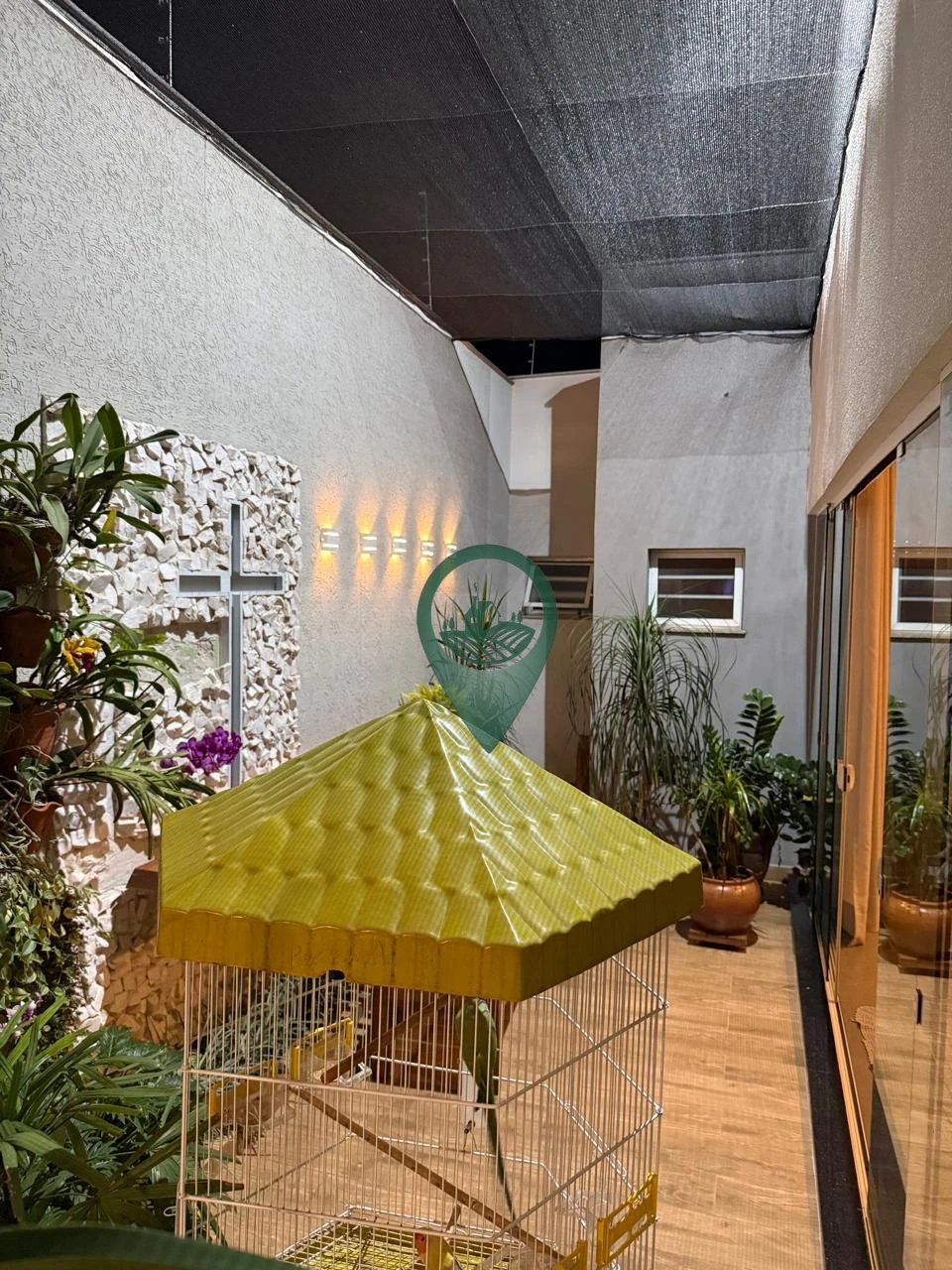 Imagens do imóveis Casa com 5 quartos (2 suítes), com um deles perfeito para um escritório privativo.