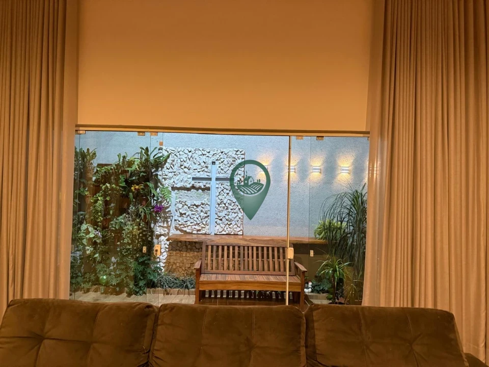 Imagens do imóveis Casa com 5 quartos (2 suítes), com um deles perfeito para um escritório privativo.