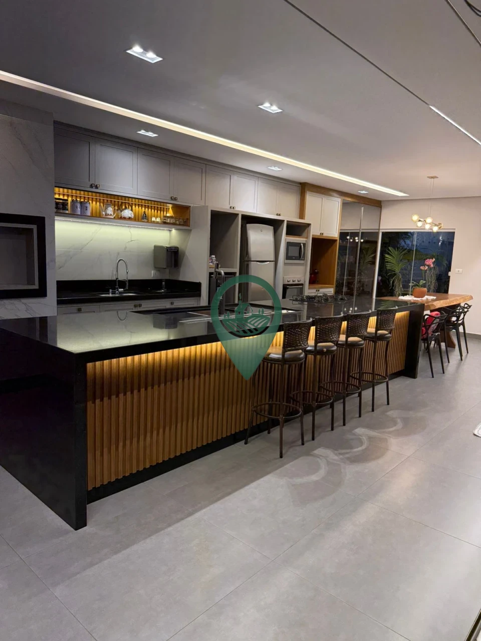 Imagens do imóveis Casa com 5 quartos (2 suítes), com um deles perfeito para um escritório privativo.