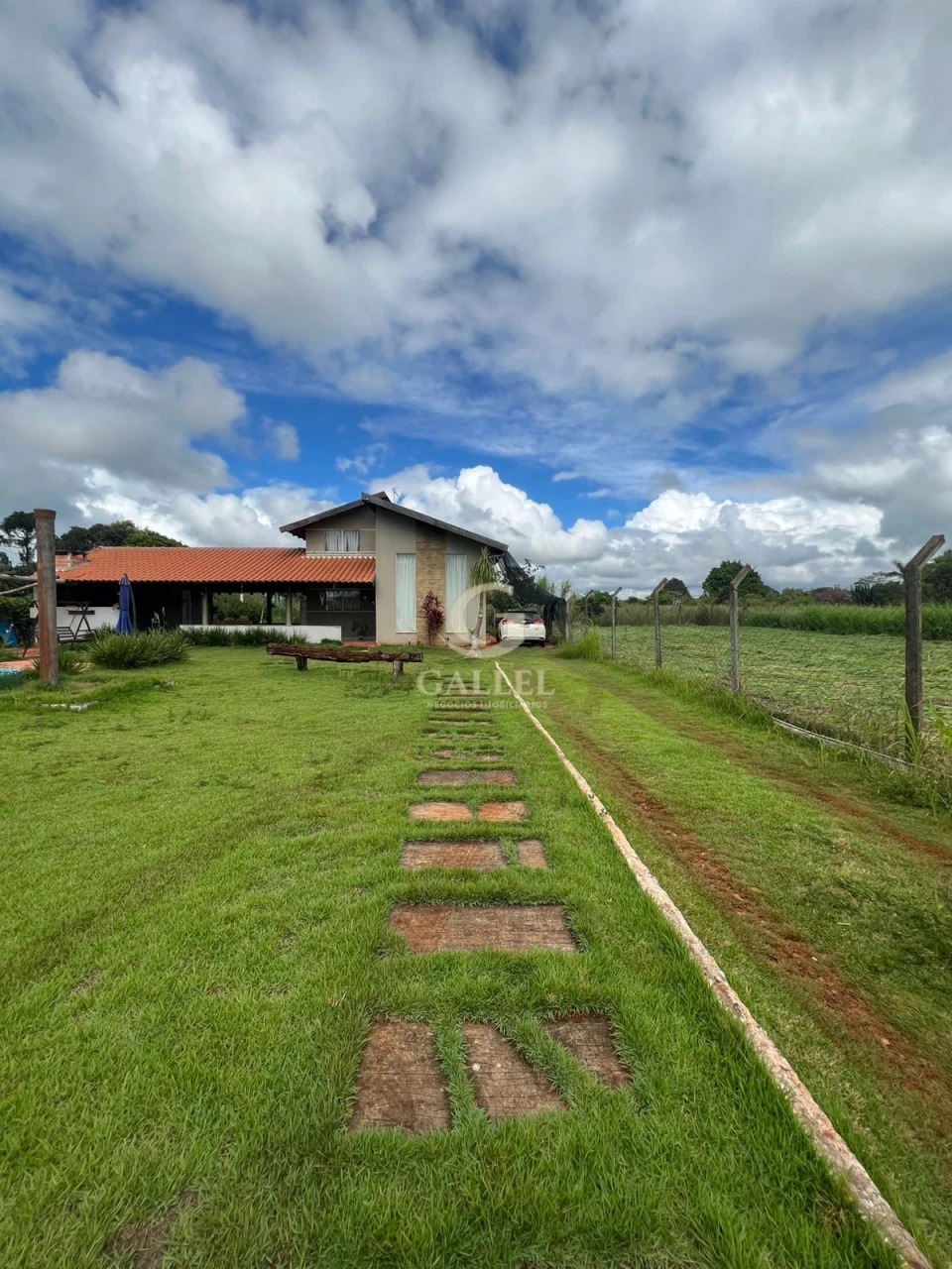 CHÁCARA À VENDA | 1.206m² DE TERRENO | 210m² DE CONSTRUÇÃO | 3 QUARTOS | PISCINA | LIMOEIRO