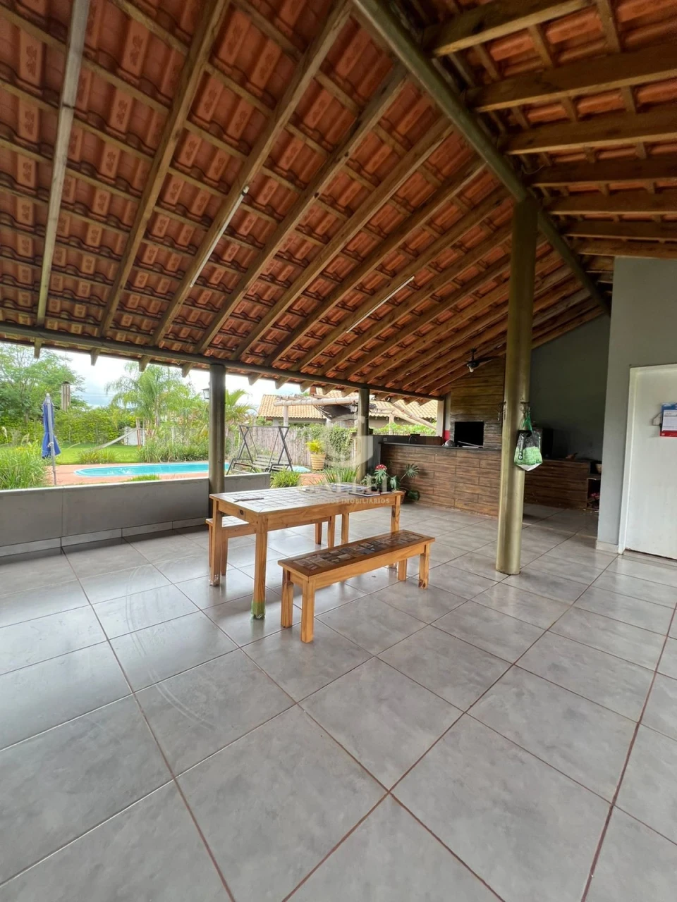 CHÁCARA À VENDA | 1.206m² DE TERRENO | 210m² DE CONSTRUÇÃO | 3 QUARTOS | PISCINA | LIMOEIRO