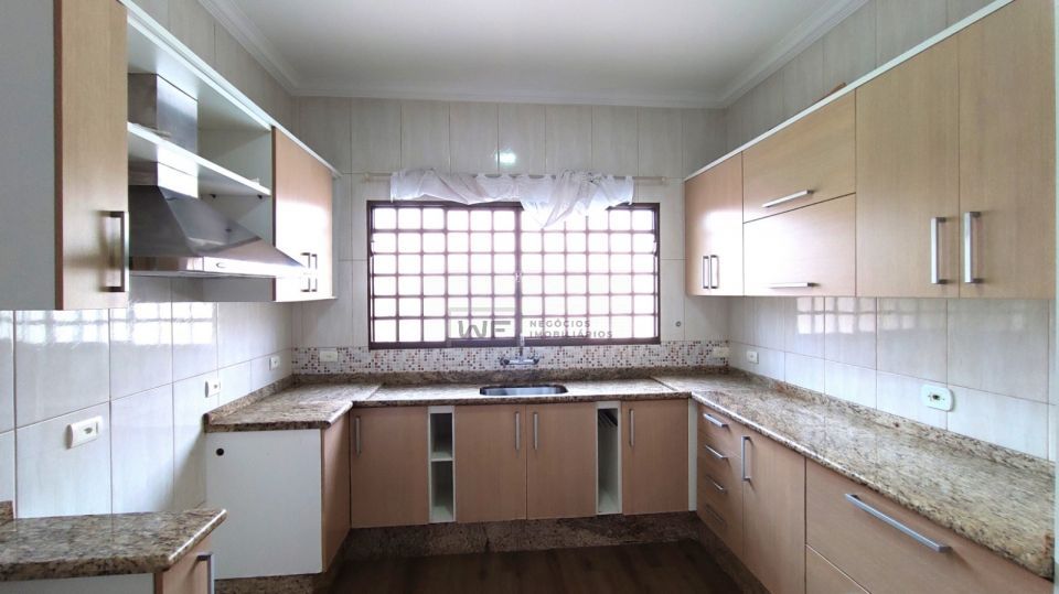 Casa com 4 quartos, piscina e churrasqueira