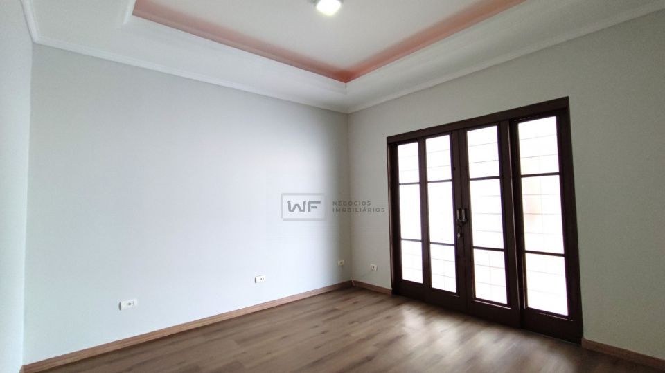 Casa com 4 quartos, piscina e churrasqueira