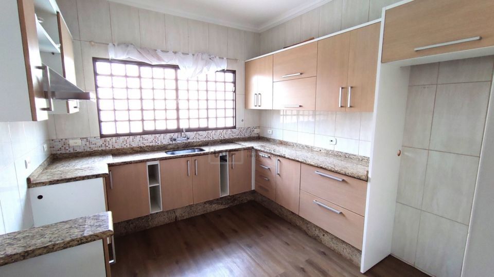 Casa com 4 quartos, piscina e churrasqueira