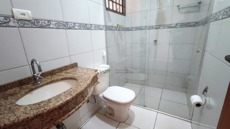 Casa com 4 quartos, piscina e churrasqueira