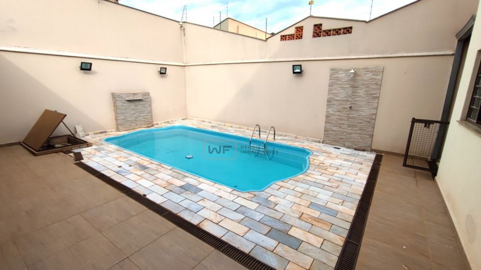 Casa com 4 quartos, piscina e churrasqueira